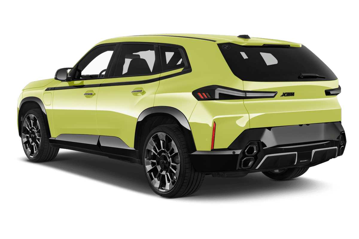 Schräge Heckansicht eines BMW XM, freigestellt