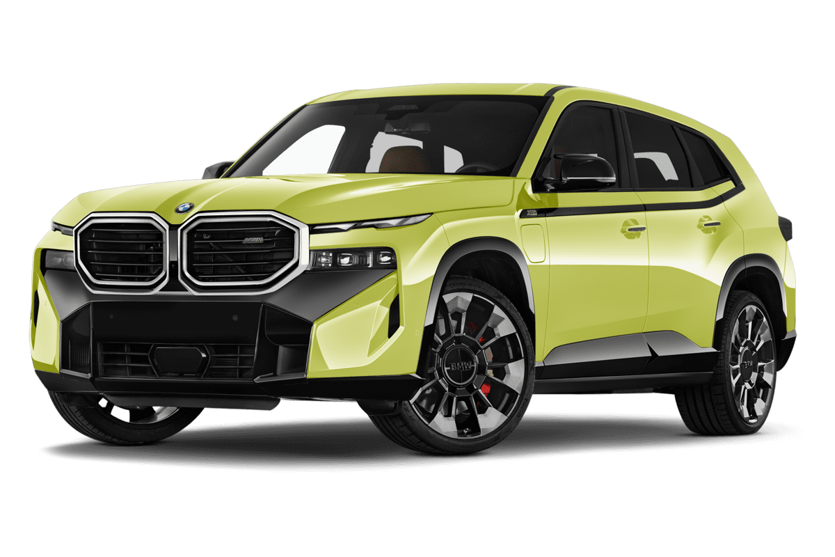 Tiefe, schräge Heckansicht eines BMW XM, freigestellt