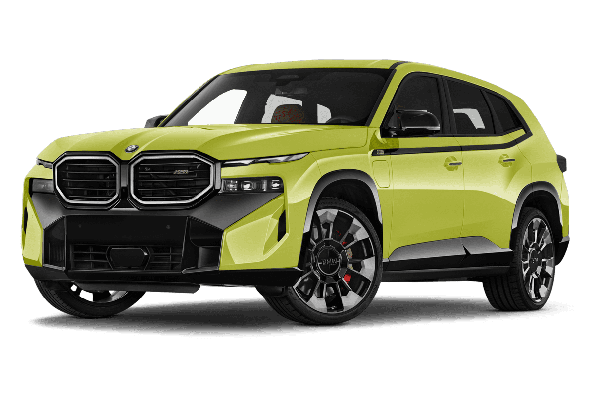 Tiefe, schräge Heckansicht eines BMW XM, freigestellt