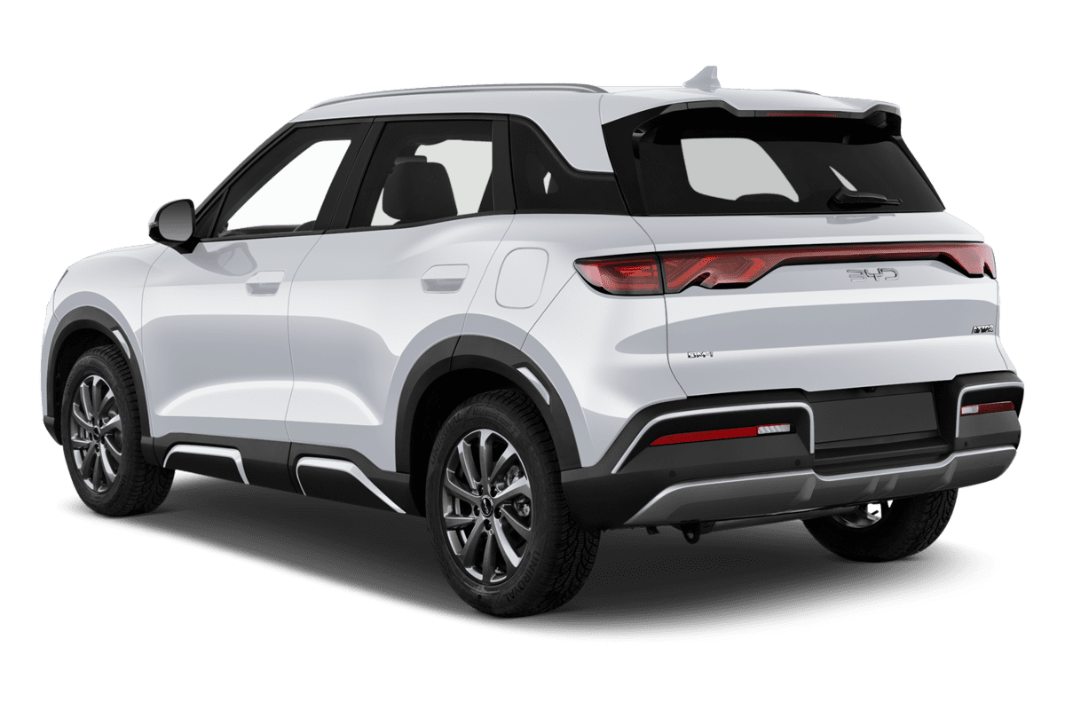 Schräge Heckansicht eines BYD Atto 2, freigestellt