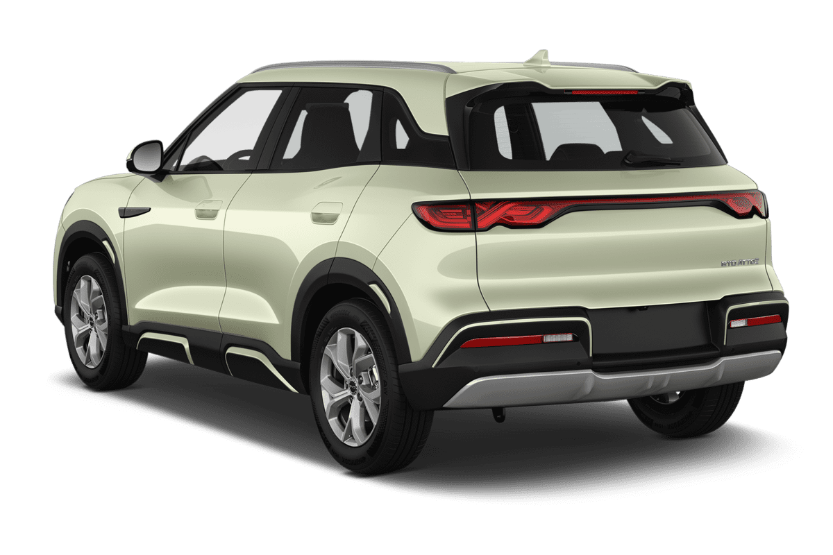 Schräge Heckansicht eines BYD Atto 2, freigestellt