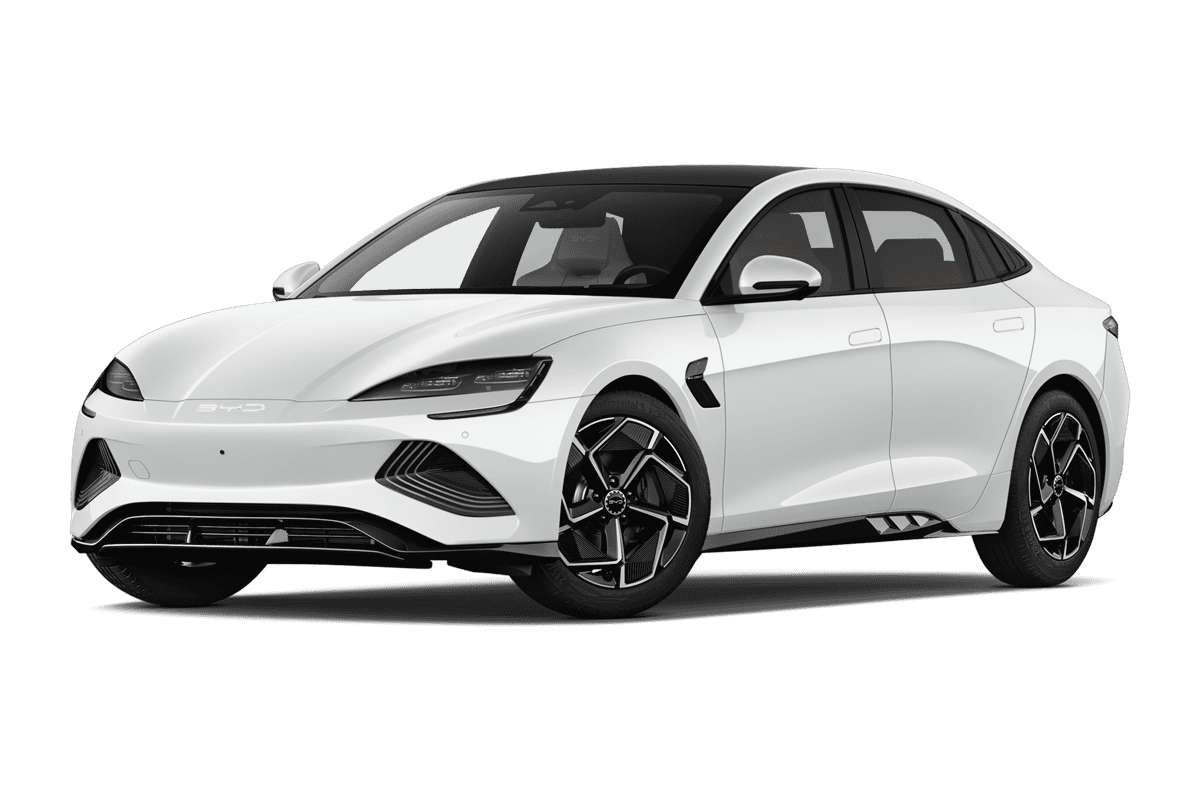 Tiefe, schräge Heckansicht eines BYD Seal (neues Modell), freigestellt