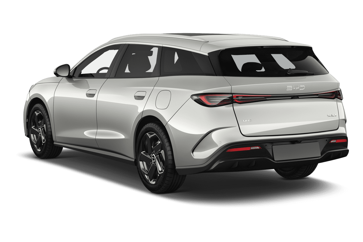 Schräge Heckansicht eines BYD Seal 6 DM-i Touring, freigestellt
