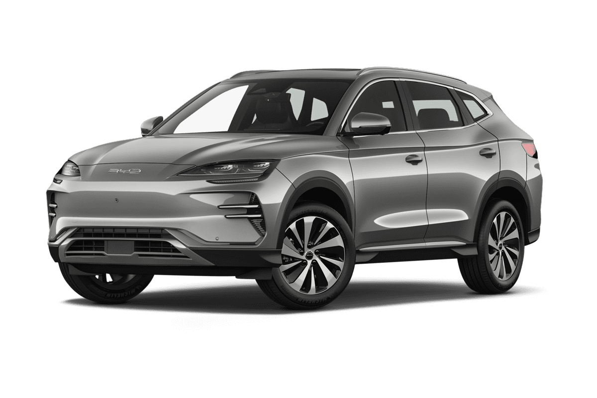 Tiefe, schräge Heckansicht eines BYD Seal U, freigestellt