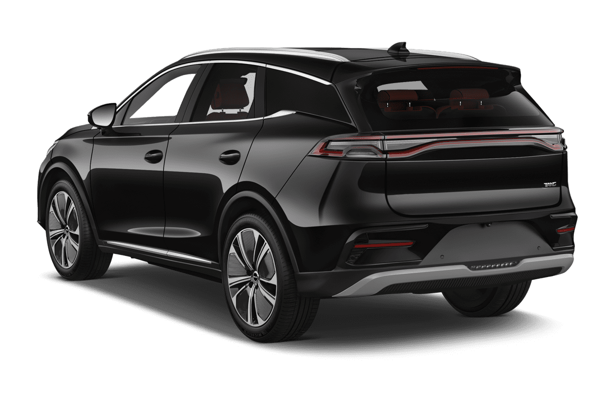 Schräge Heckansicht eines BYD Tang, freigestellt