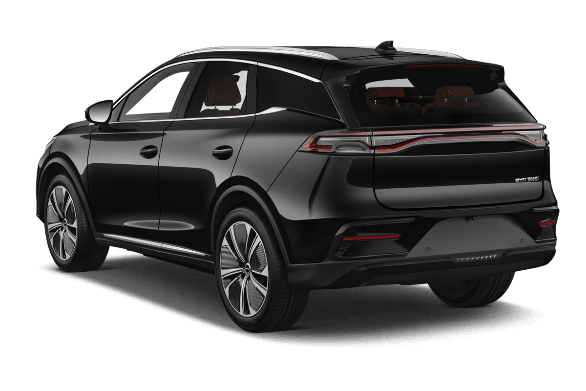 Schräge Heckansicht eines BYD Tang, freigestellt