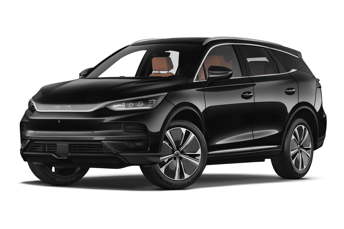 Tiefe, schräge Heckansicht eines BYD Tang, freigestellt