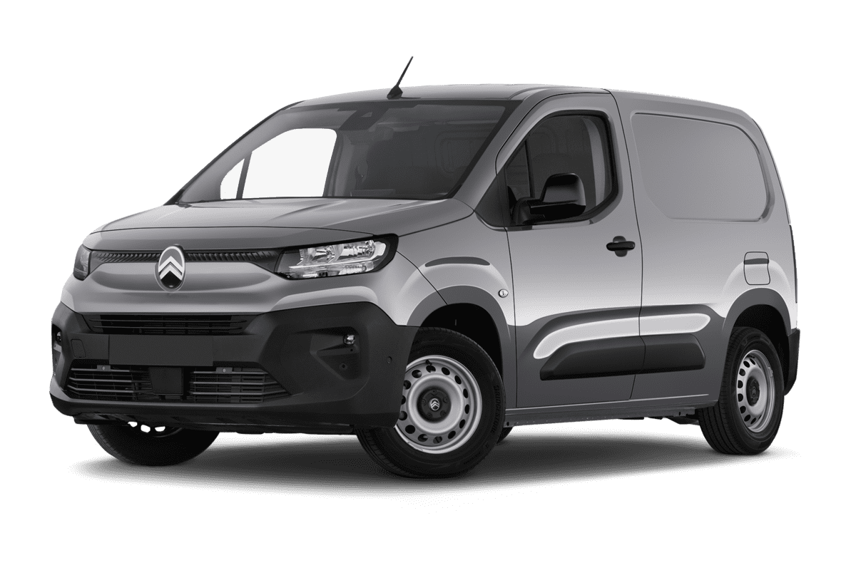 Tiefe, schräge Heckansicht eines Citroen Berlingo Kastenwagen, freigestellt