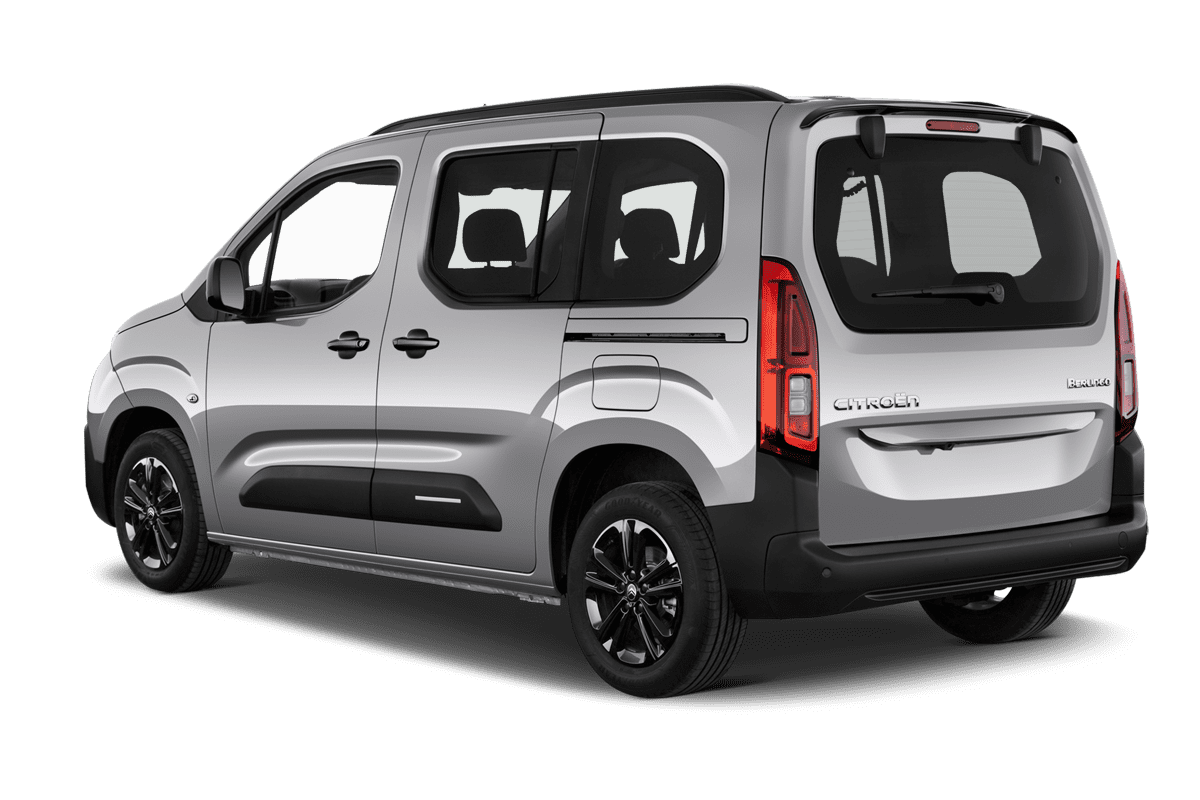 Schräge Heckansicht eines Citroen Berlingo, freigestellt