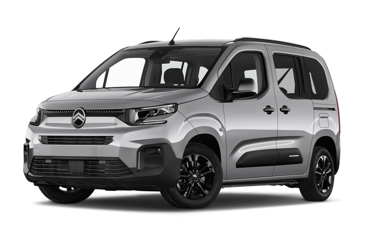 Tiefe, schräge Heckansicht eines Citroen Berlingo, freigestellt