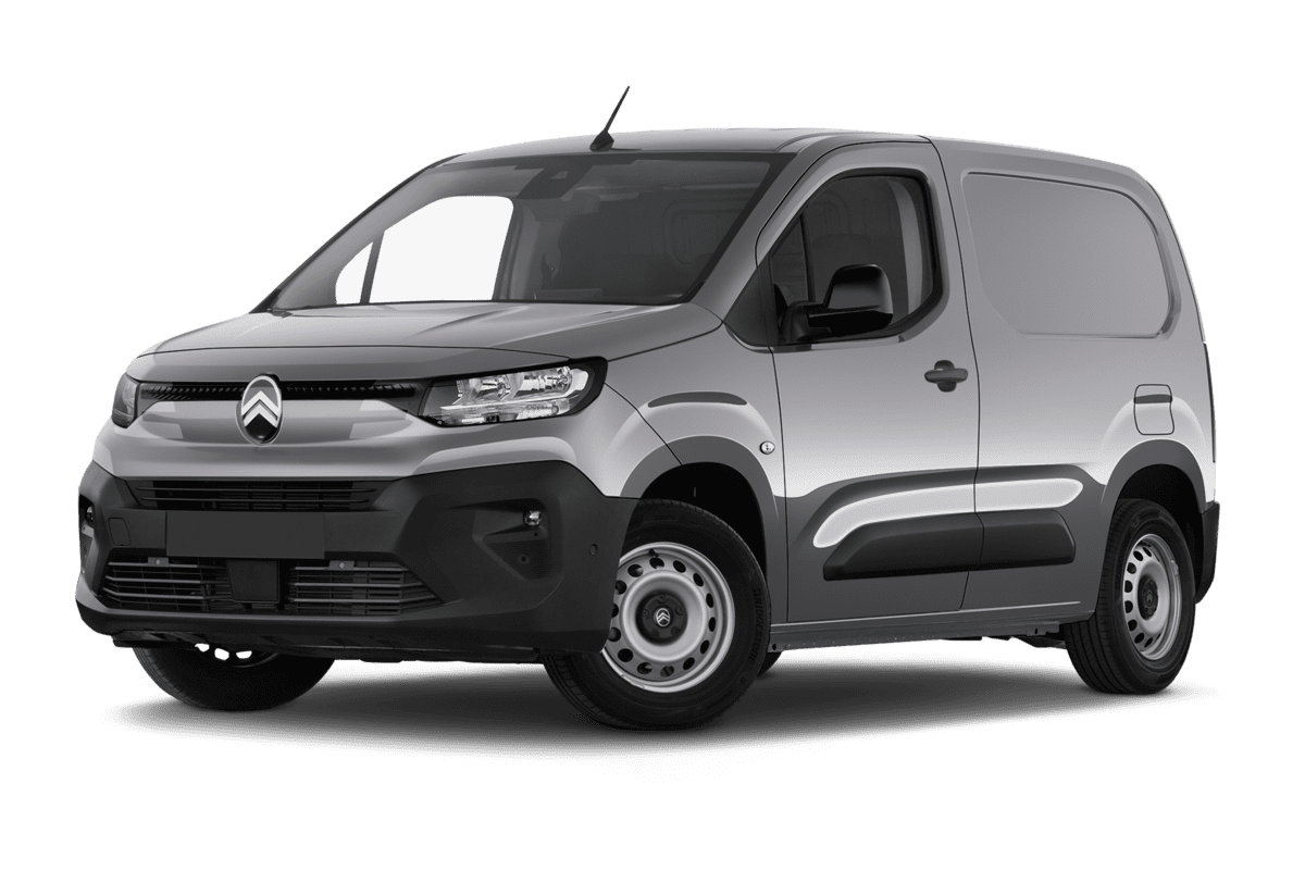 Tiefe, schräge Heckansicht eines Citroen Berlingo Kastenwagen, freigestellt