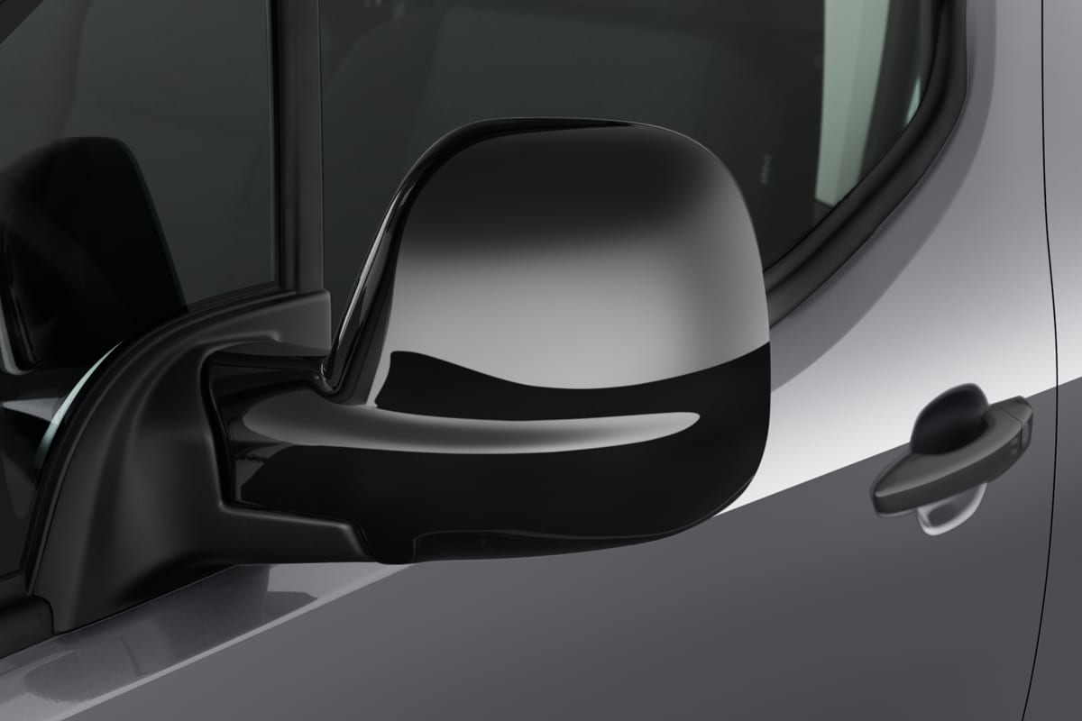 Rückspiegel eines Citroen Berlingo Kastenwagen