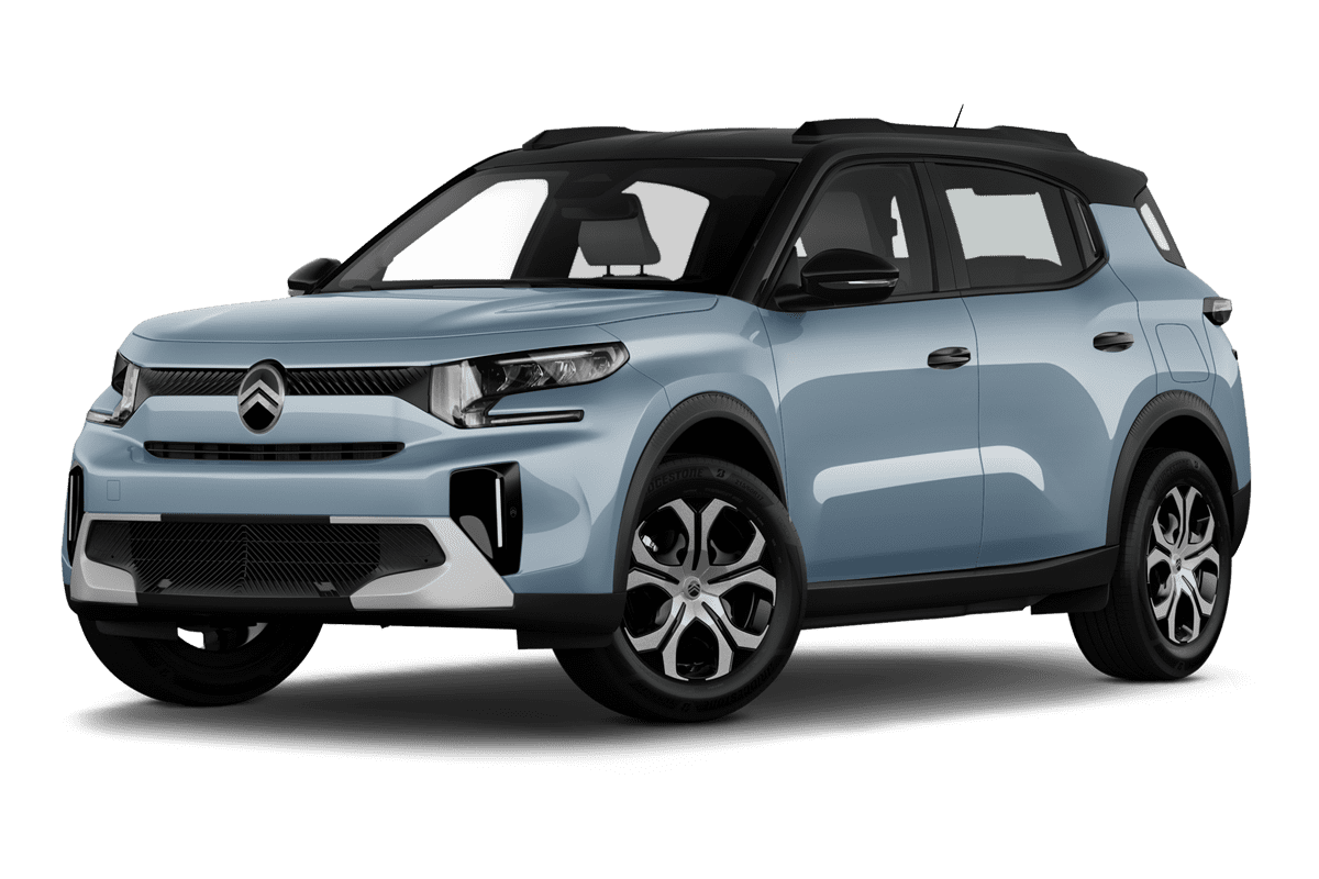 Tiefe, schräge Heckansicht eines Citroen C3 Aircross, freigestellt