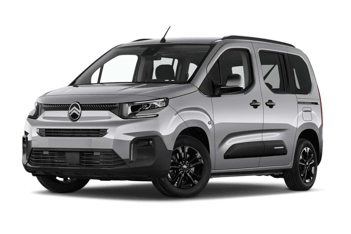 Tiefe, schräge Heckansicht eines Citroen e-Berlingo, freigestellt