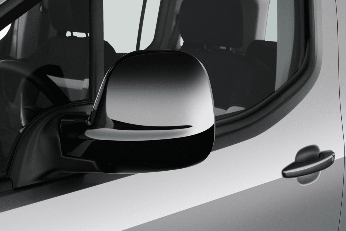 Rückspiegel eines Citroen e-Berlingo