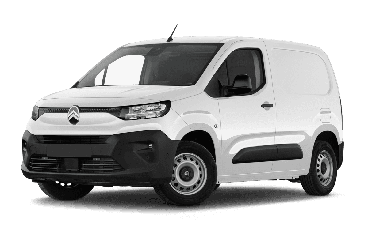 Tiefe, schräge Heckansicht eines Citroen e-Berlingo Kastenwagen, freigestellt