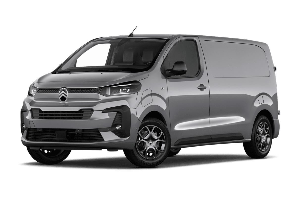 Tiefe, schräge Heckansicht eines Citroen e-Jumpy Kastenwagen , freigestellt