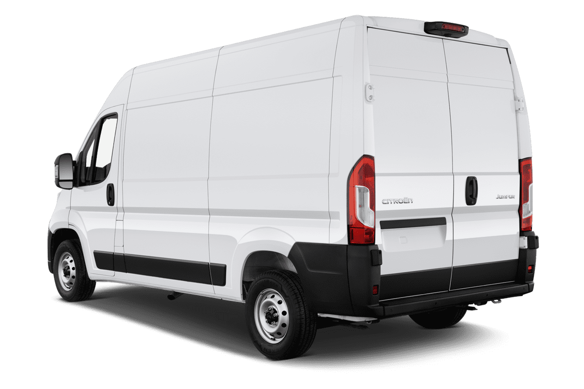 Schräge Heckansicht eines Citroen Jumper Kastenwagen, freigestellt