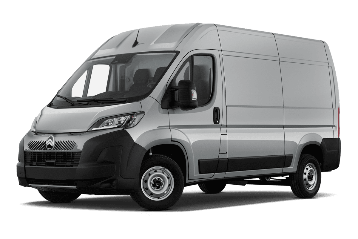 Tiefe, schräge Heckansicht eines Citroen Jumper Kastenwagen, freigestellt
