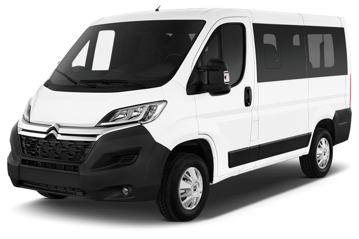 Schräge Frontansicht eines Citroen Jumper Kombi, freigestellt