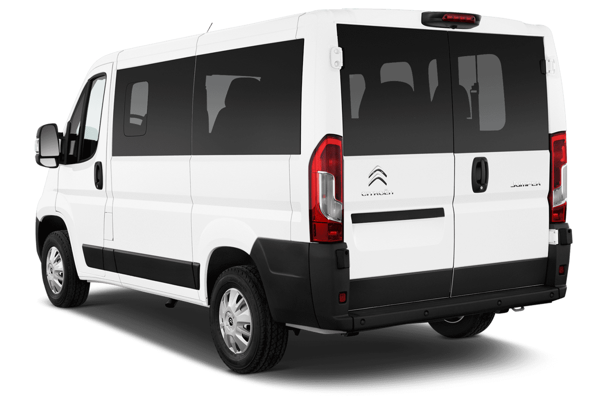Schräge Heckansicht eines Citroen Jumper Kombi, freigestellt
