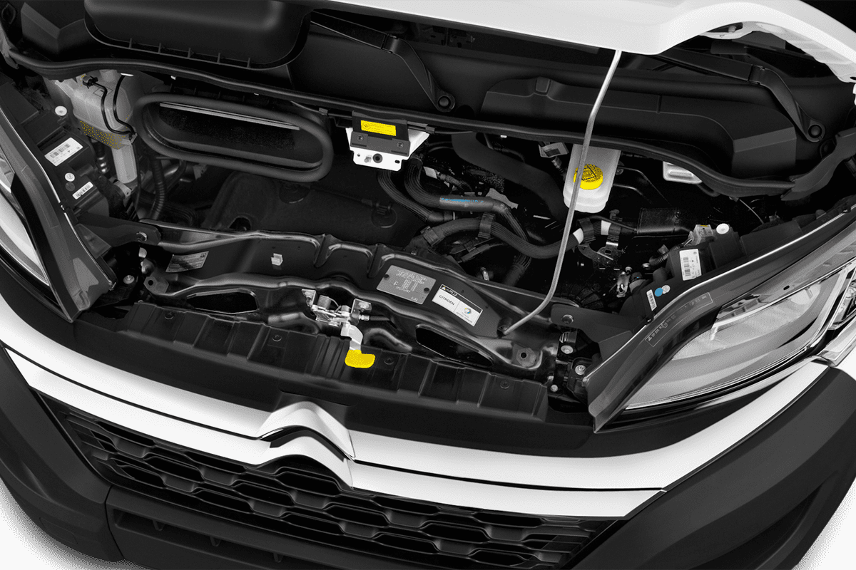 Motorraum eines Citroen Jumper Kombi