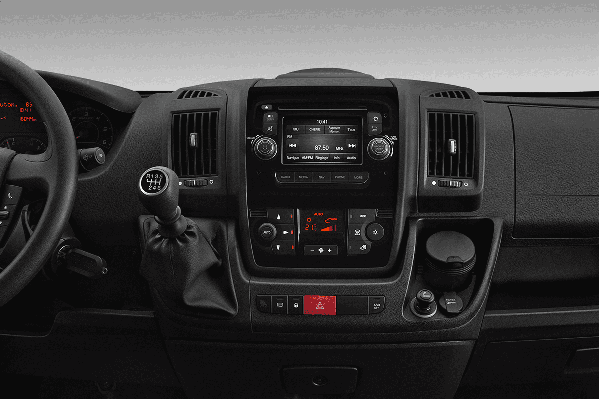 Mittelkonsole eines Citroen Jumper Kombi