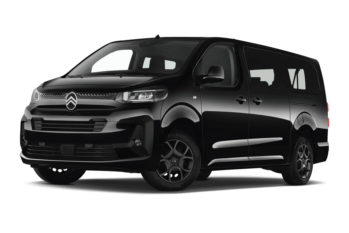 Tiefe, schräge Heckansicht eines Citroen Spacetourer, freigestellt