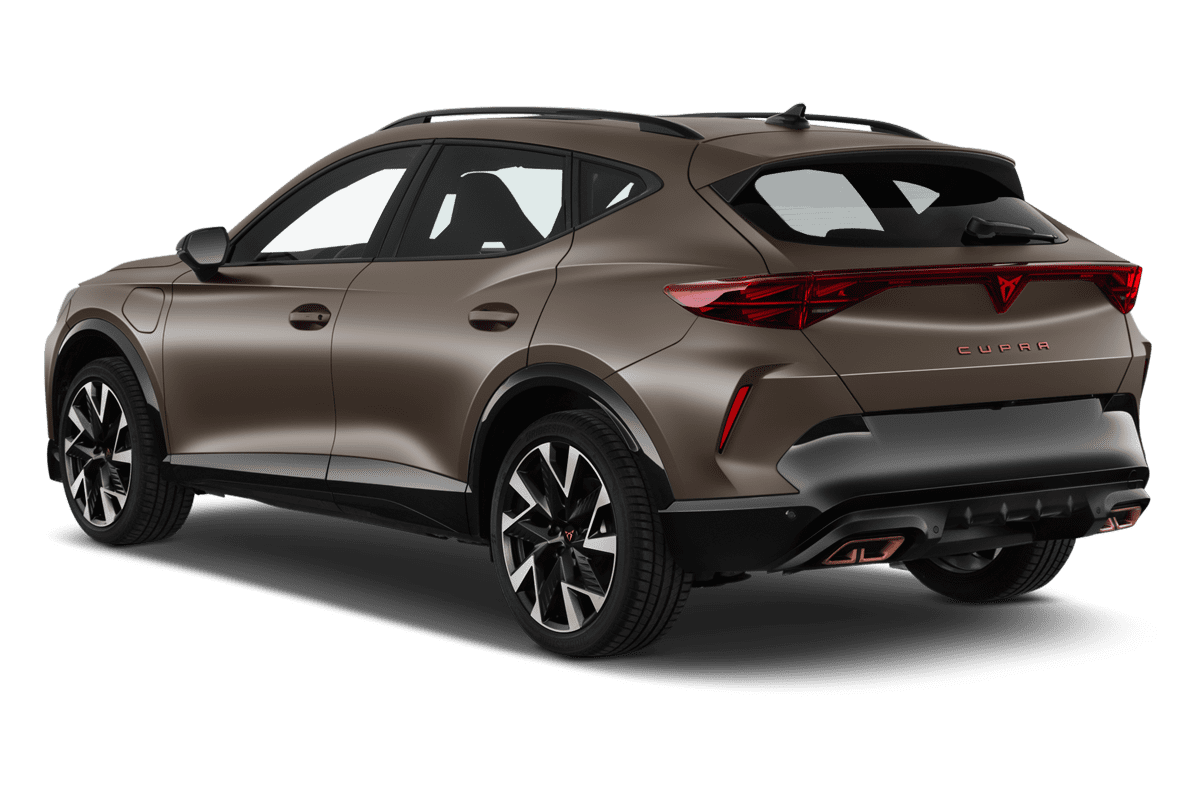 Schräge Heckansicht eines Cupra Formentor Plug-in-Hybrid, freigestellt