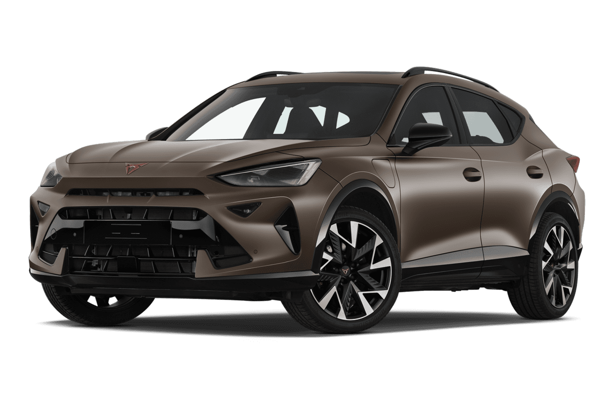 Tiefe, schräge Heckansicht eines Cupra Formentor Plug-in-Hybrid, freigestellt