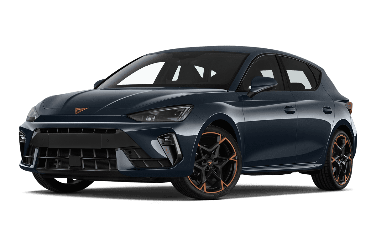 Tiefe, schräge Heckansicht eines Cupra Leon VZ, freigestellt