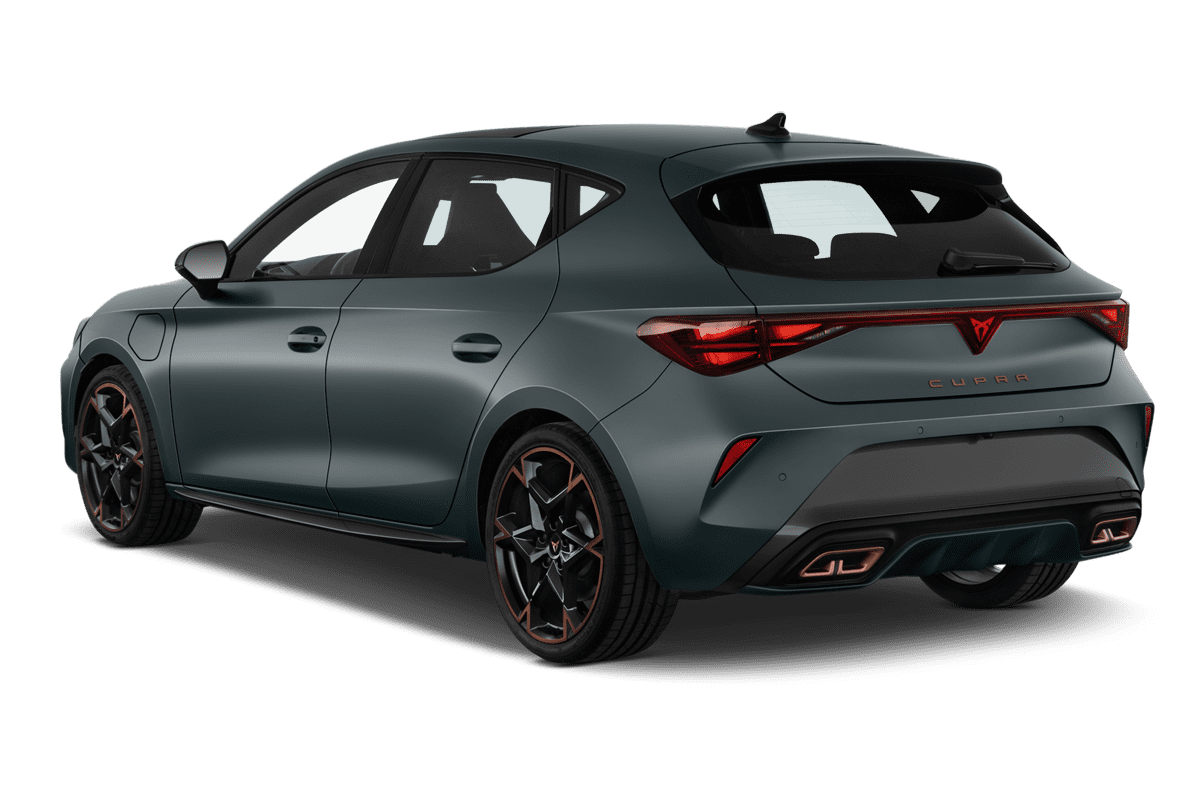 Schräge Heckansicht eines Cupra Leon Plug-In-Hybrid, freigestellt (KI-generiert)