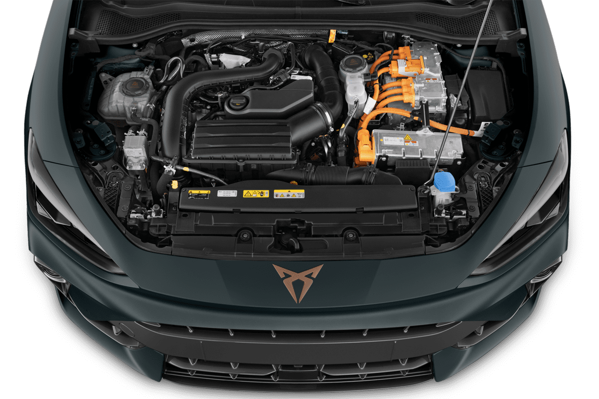Motorraum eines Cupra Leon Plug-In-Hybrid (KI-generiert)