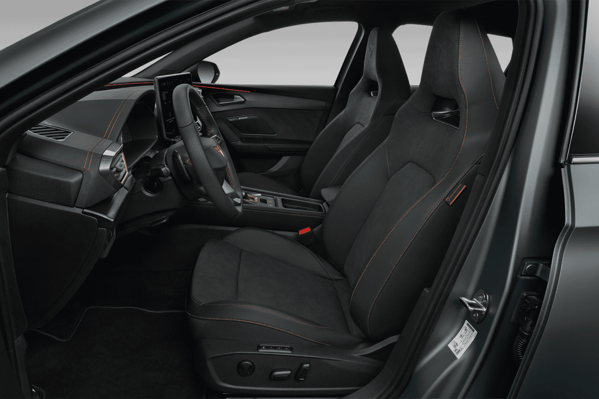 Vordersitze eines Cupra Leon Plug-In-Hybrid (KI-generiert)