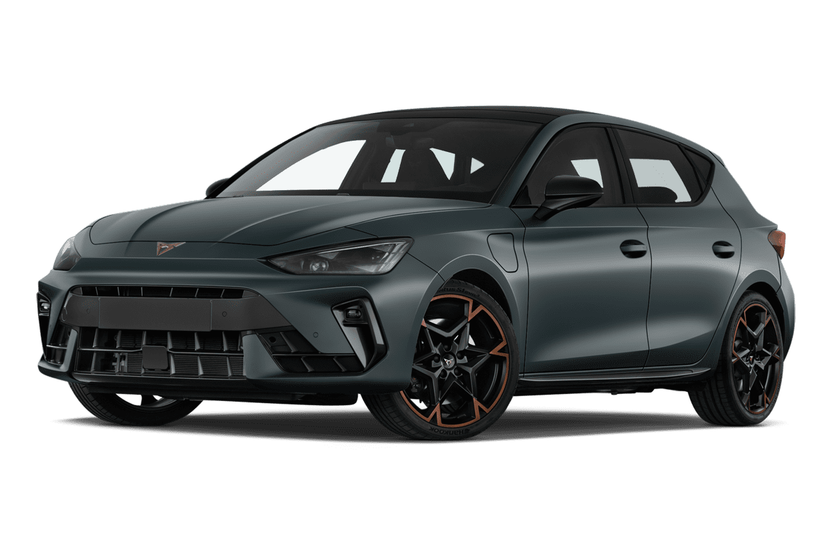 Tiefe, schräge Heckansicht eines Cupra Leon Plug-In-Hybrid, freigestellt (KI-generiert)
