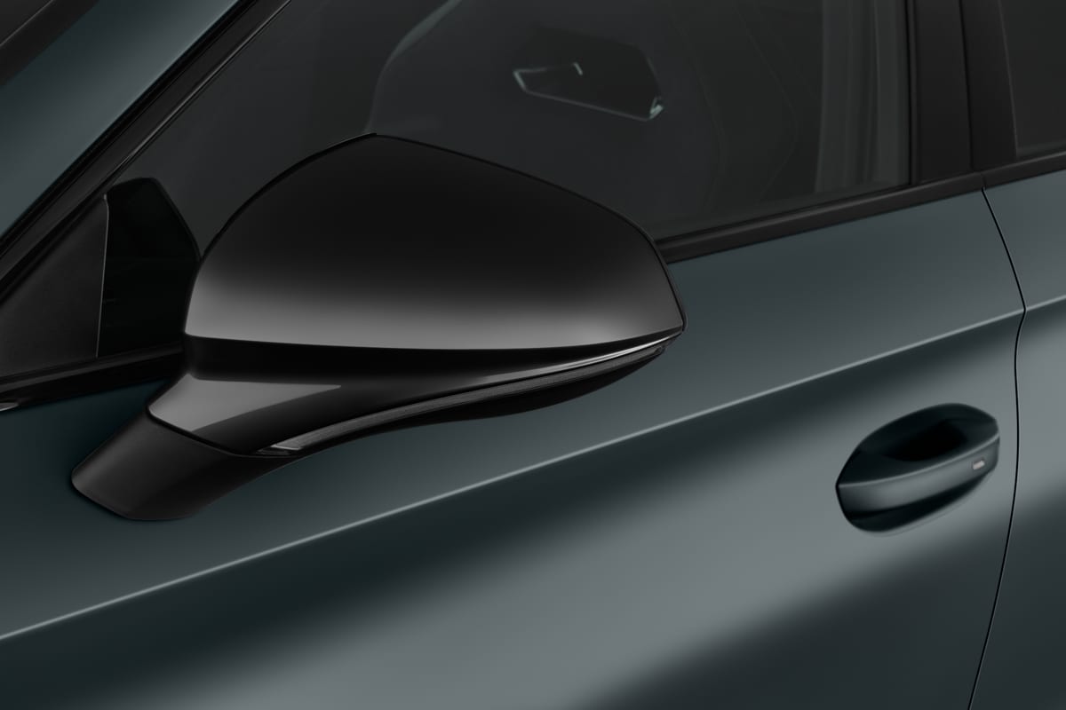 Rückspiegel eines Cupra Leon Plug-In-Hybrid (KI-generiert)