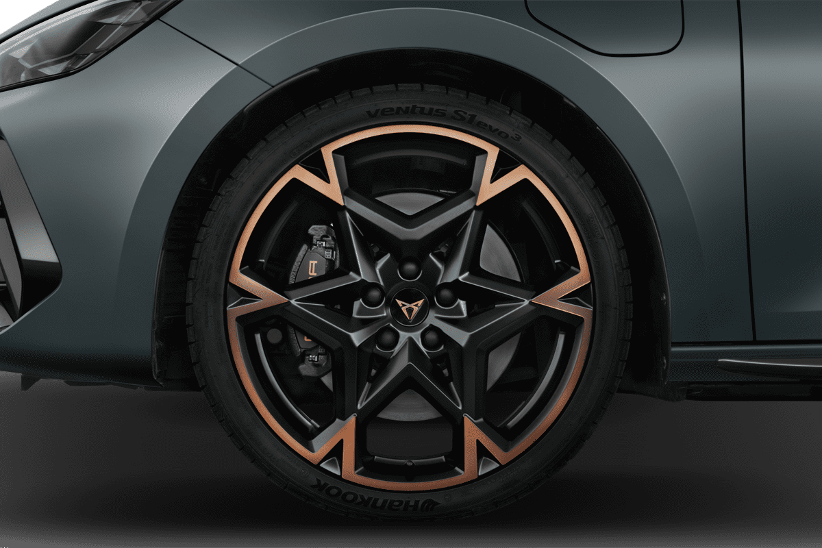 Radkappe oder Felge eines Cupra Leon Plug-In-Hybrid (KI-generiert)