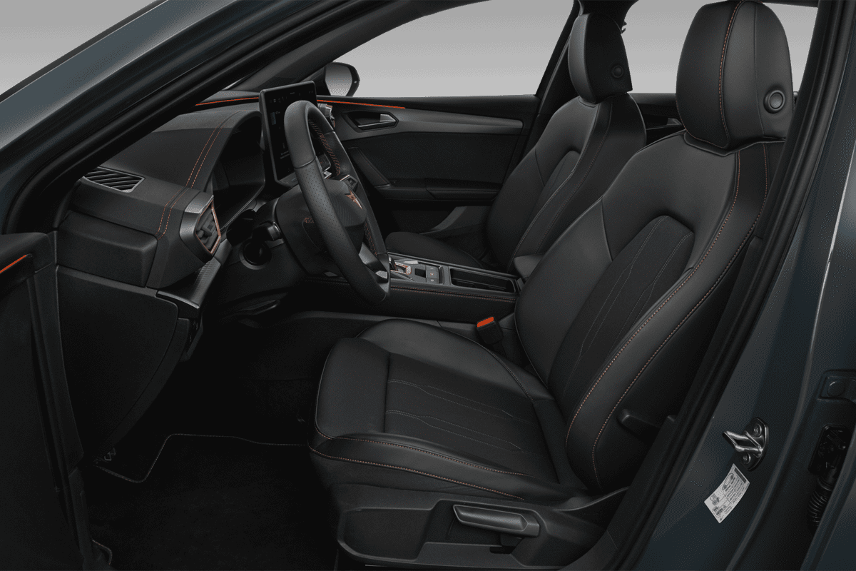 Vordersitze eines Cupra Leon ST