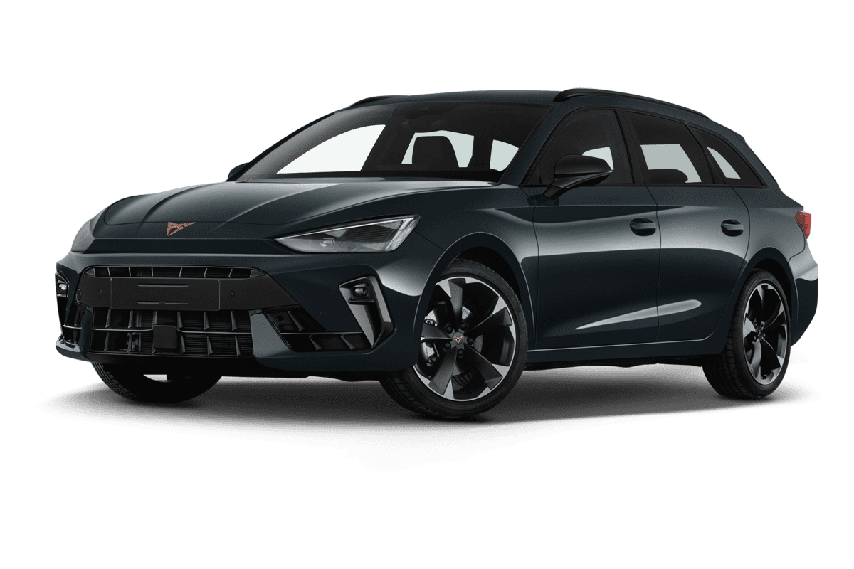 Tiefe, schräge Heckansicht eines Cupra Leon ST, freigestellt