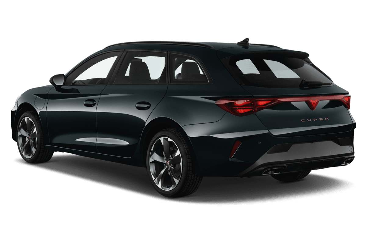 Schräge Heckansicht eines Seat Leon ST Plug-in-Hybrid, freigestellt