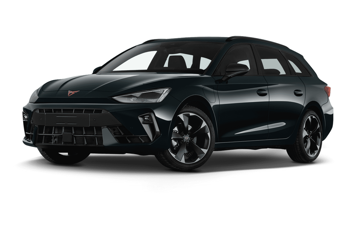 Tiefe, schräge Heckansicht eines Seat Leon ST Plug-in-Hybrid, freigestellt