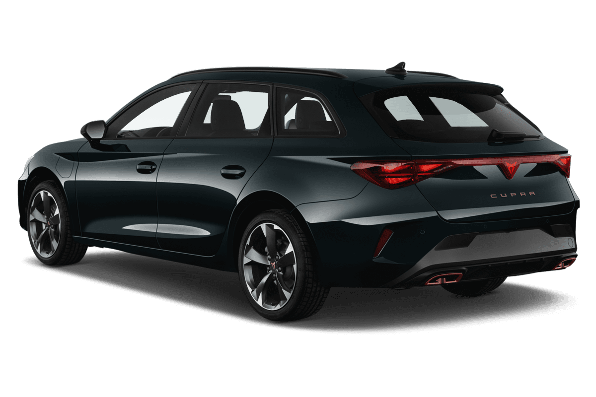 Schräge Heckansicht eines Cupra Leon ST Plug-In-Hybrid, freigestellt