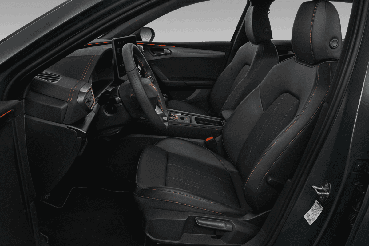 Vordersitze eines Cupra Leon ST Plug-In-Hybrid