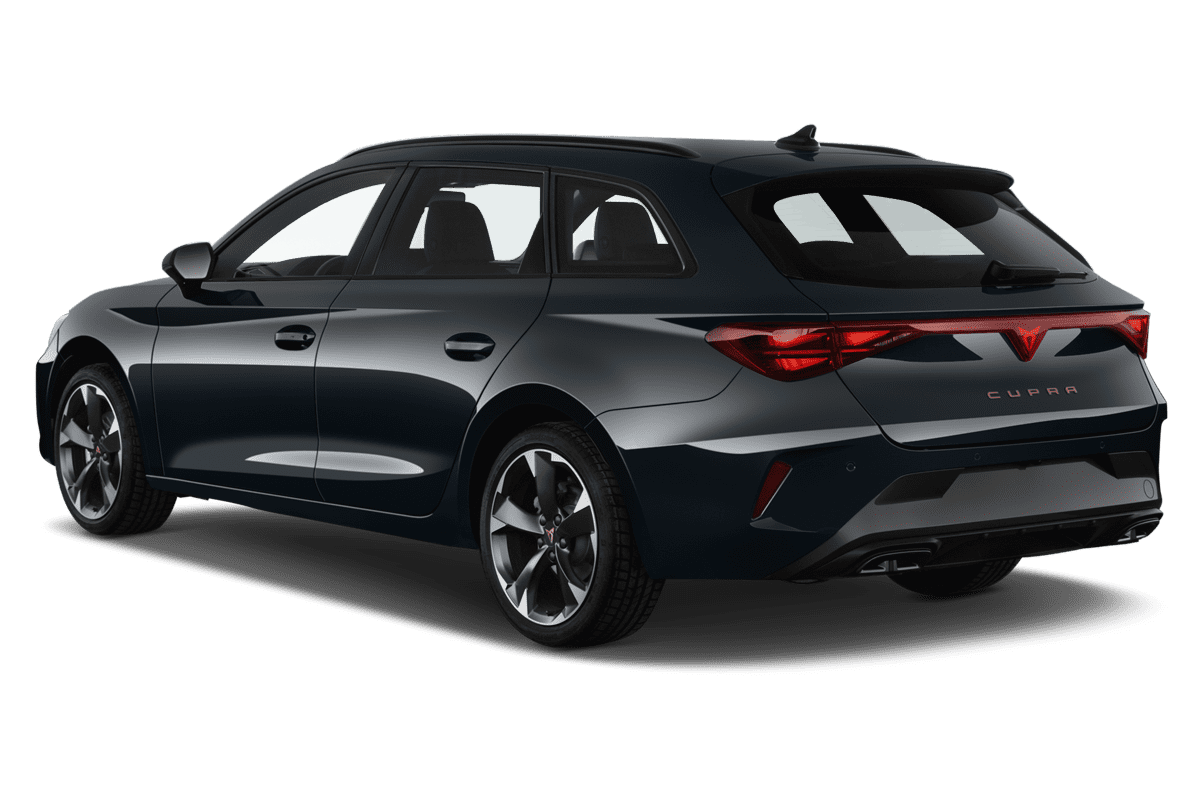 Schräge Heckansicht eines Cupra Leon ST Plug-In-Hybrid, freigestellt