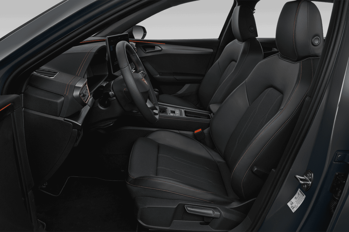 Vordersitze eines Cupra Leon ST Plug-In-Hybrid