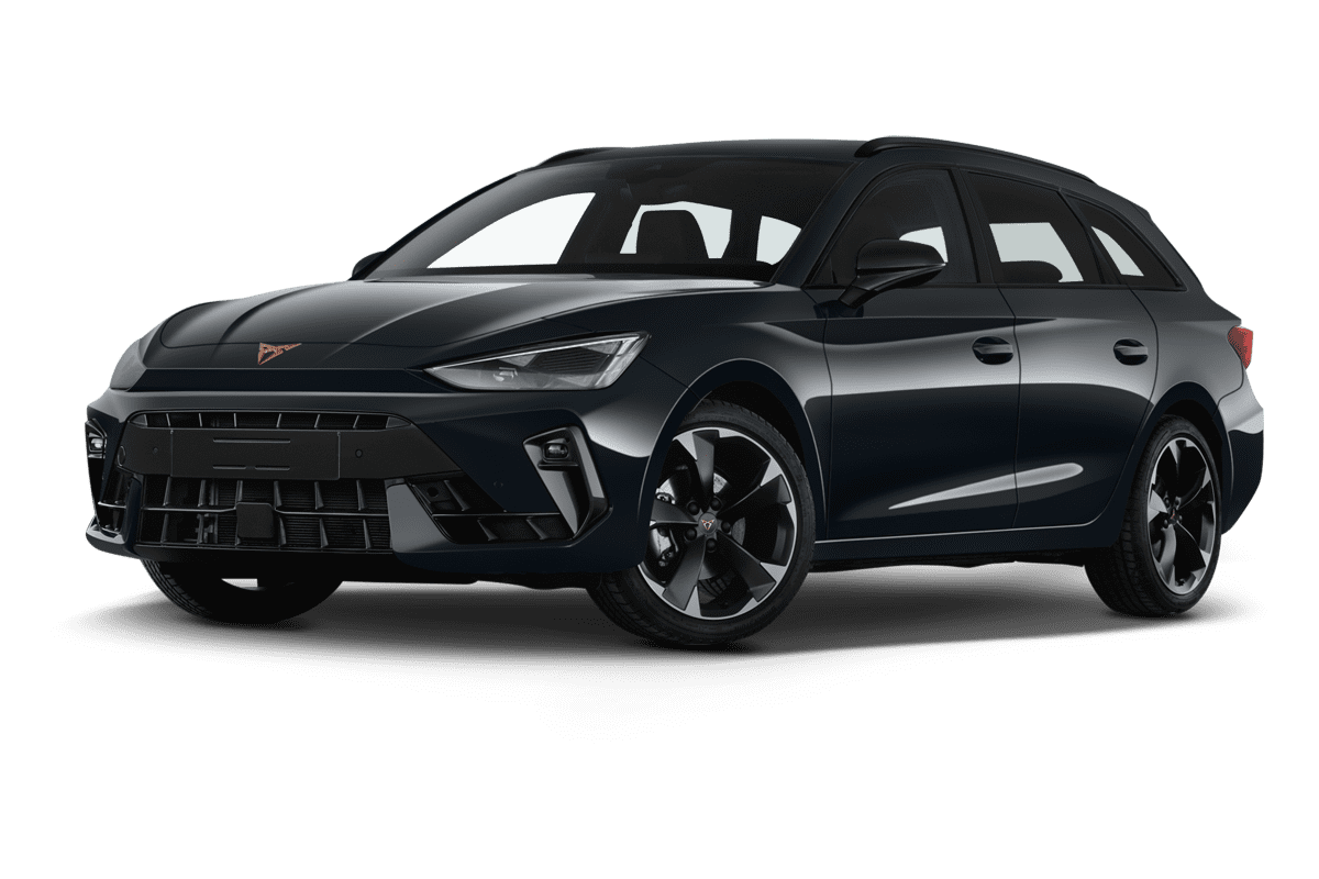 Tiefe, schräge Heckansicht eines Cupra Leon ST Plug-In-Hybrid, freigestellt