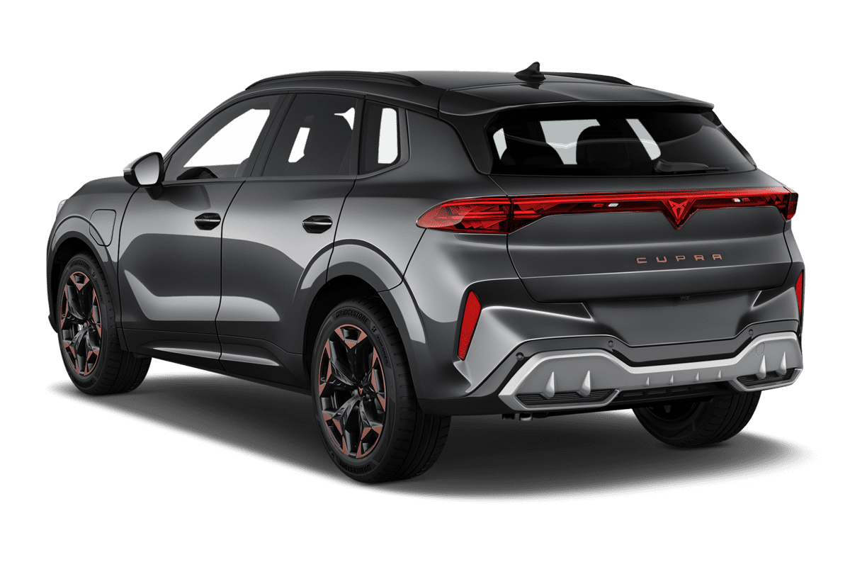 Schräge Heckansicht eines Cupra Terramar Plug-in-Hybrid , freigestellt