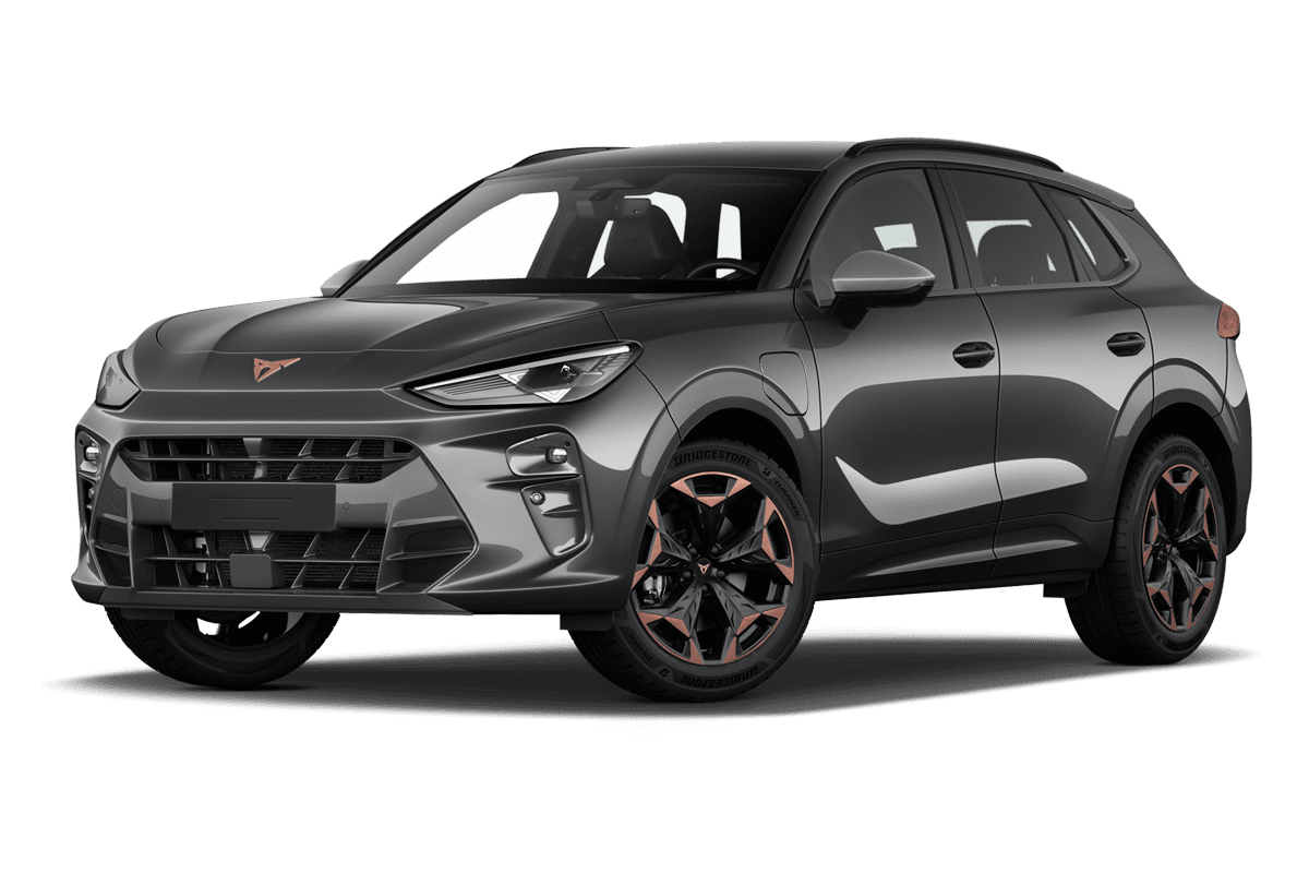 Tiefe, schräge Heckansicht eines Cupra Terramar Plug-in-Hybrid , freigestellt