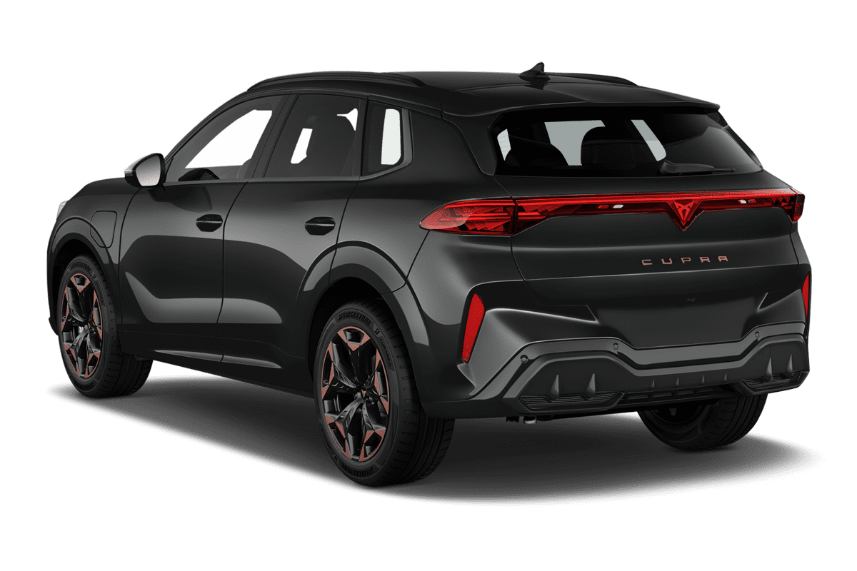 Schräge Heckansicht eines Cupra Terramar Plug-in-Hybrid , freigestellt