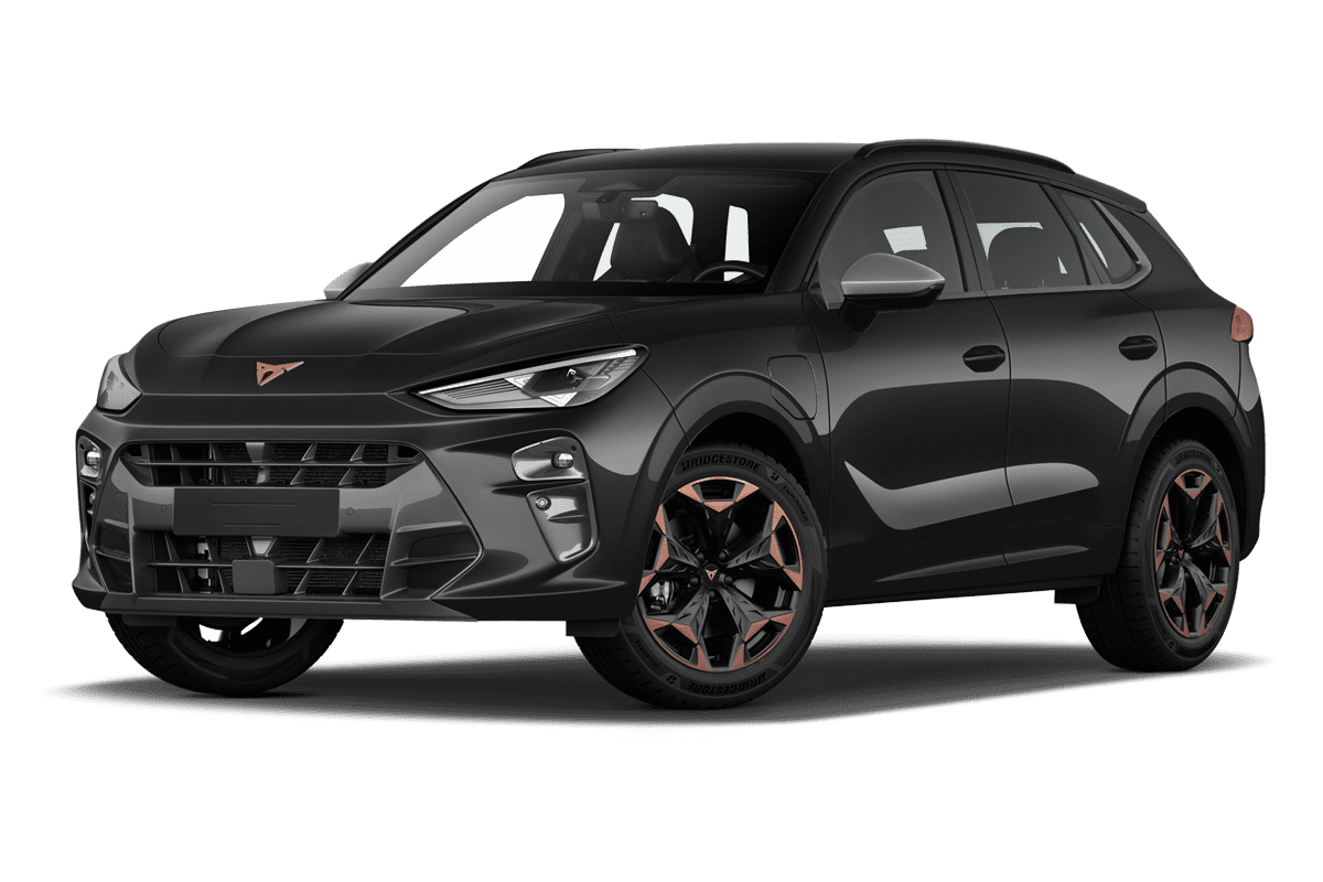 Tiefe, schräge Heckansicht eines Cupra Terramar Plug-in-Hybrid , freigestellt
